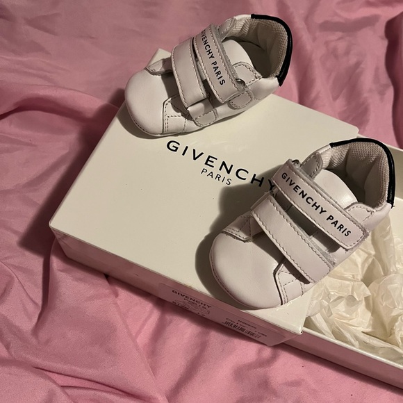 Givenchy - Picture 1 of 2